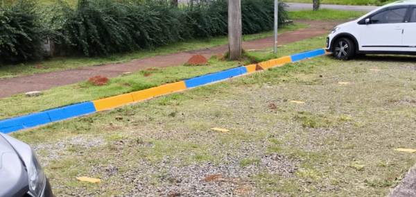 [Vagas demarcadas no estacionamento]
